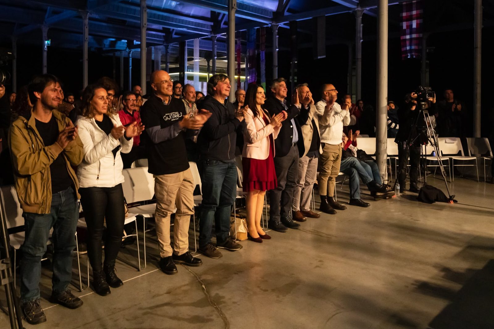 Público de pé a aplaudir em Santo Tirso