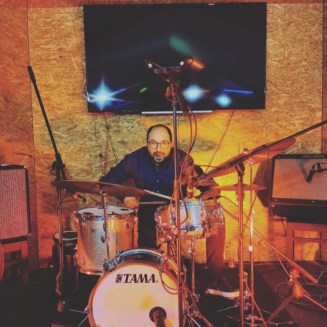 Pedro G. de Oliveira na bateria